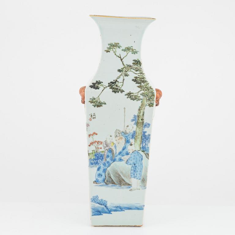 A Chinese porcelain vase, early 20th Century.