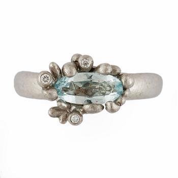 RING, "Blomsterkurv", Ole Lynggaard, 18k vitguld med akvamarin och diamanter, vikt 11,5g.