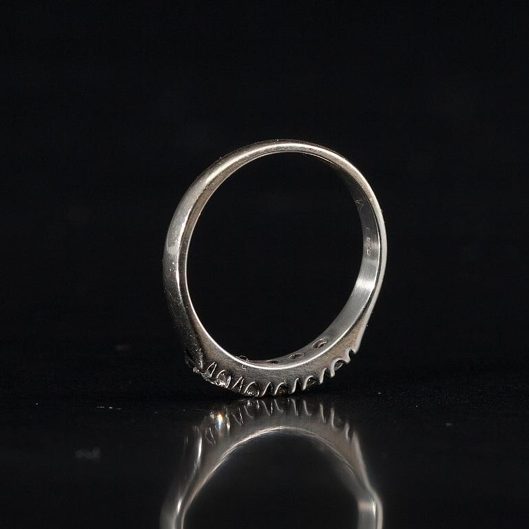 RING, 18K vitguld, 5 briljantslipade diamanter tot. 0,30 ct. Vikt 3,2 g.