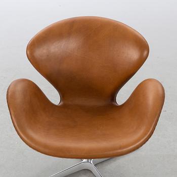 ARNE JACOBSEN, fåtölj, "Svanen", för Fritz Hansen Danmark/Polen 2017.
