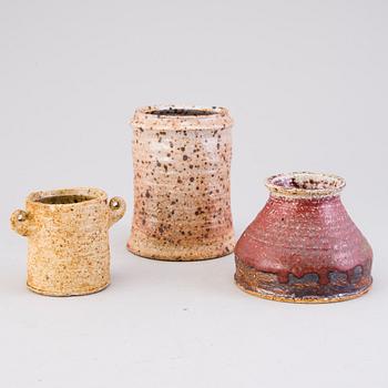 RAIJA TUUMI, maljakoita, 3 kpl, samottia, signeerattu  ARABIA, RT -61, 1970, 1972.