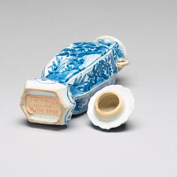 A blue and white vase with cover, Qing dynasty, Kangxi (1662-1722).