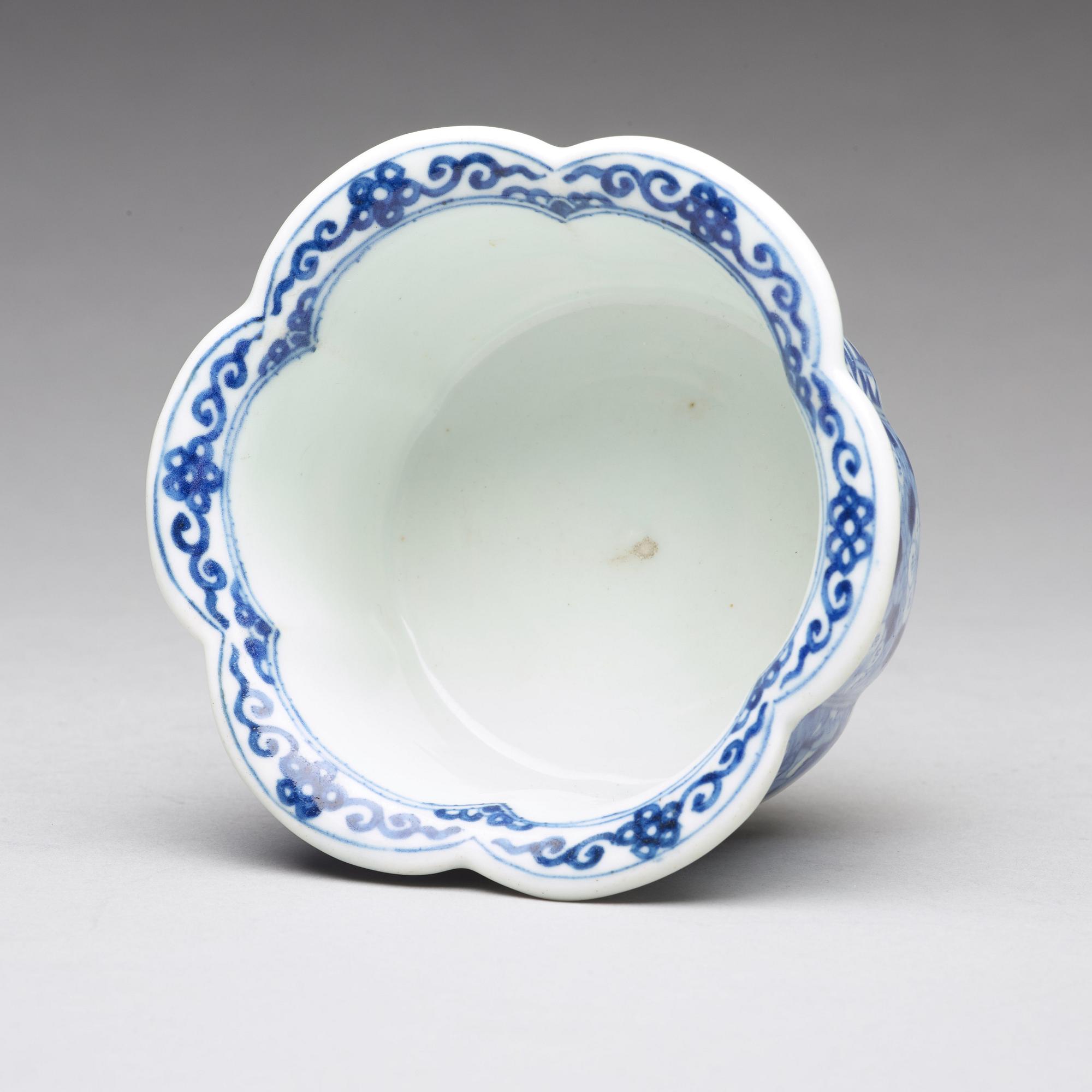 A blue and white porcelain pot / censer, Qing dynasty, circa 1700.