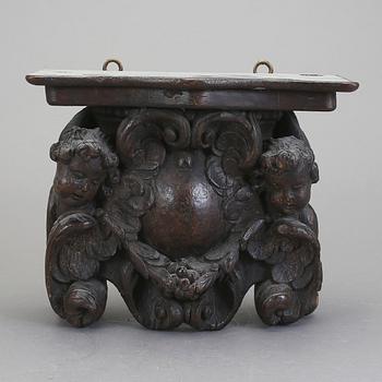 KONSOLHYLLA/DEKORDEL, trä, möjligen delvis barock och 1600/1700-tal.