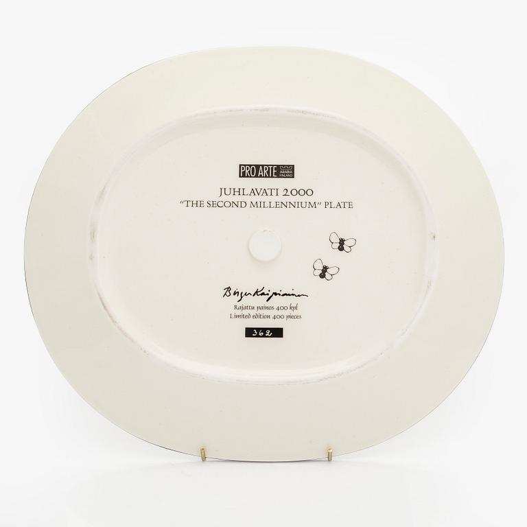 Birger Kaipiainen, A 'Jubilee dish 2000' 362/400, Pro Arte, Arabia.