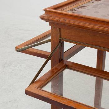 A tea trolley, first half of the 20th Century.