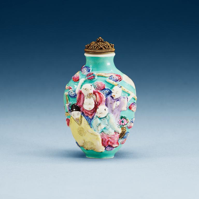 A famille rose snuff bottle, late Qing dynasty.