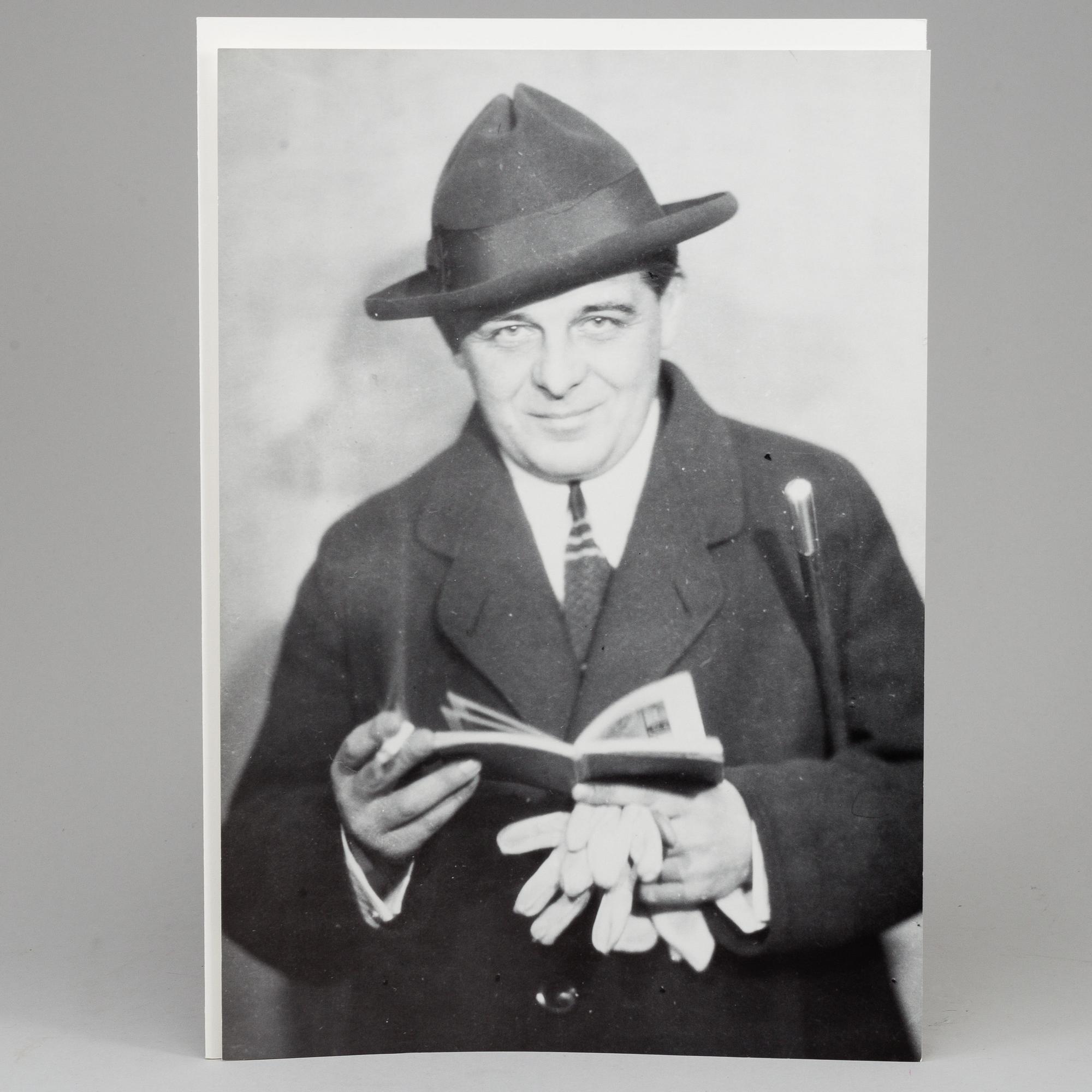 GÖSTA WERNER, 1 PORTFOLIO, "Visor av Evert Taube med bilder av Gösta Werner", app 61 lithographs, signed.