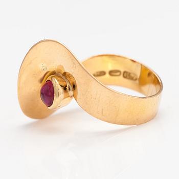 An 18K gold ring with a sapphire and a ruby. Helsinki 1958.