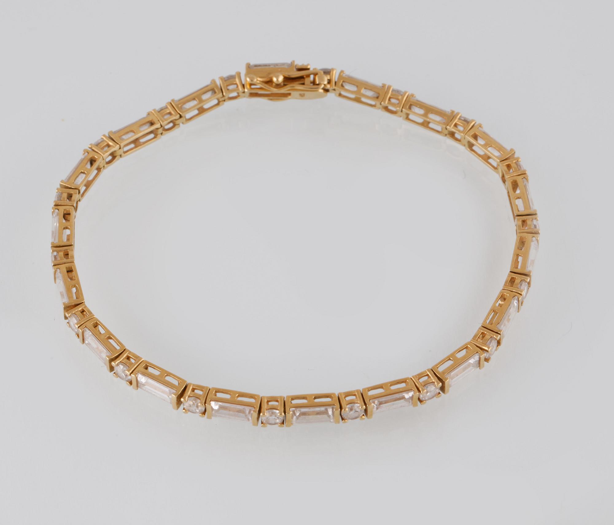 ARMBAND, 18K guld med briljant och baguettslipade vita safier. Vikt 12,1 gram.