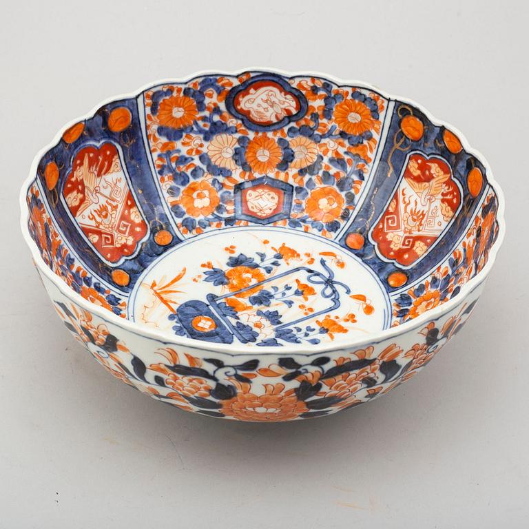 A imari scalloped bowl, Japan, Meiji (1868-1912).