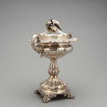 SOCKERSKÅL, silver, Gustaf Möllenborg, Stockholm, 1850. Vikt: ca 1212 gram.