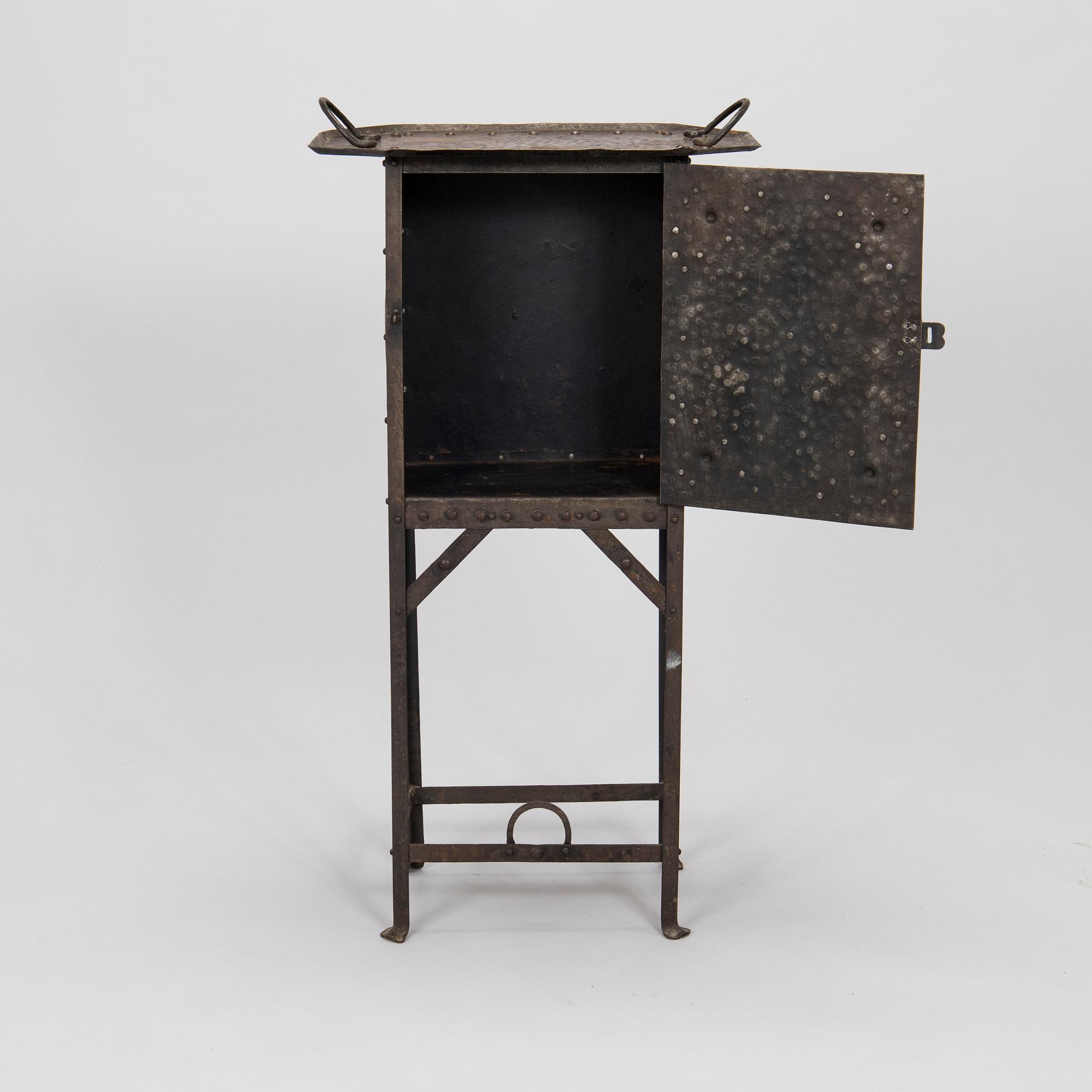 Barskåp / sidobord, koppar, 1900-talets början.
