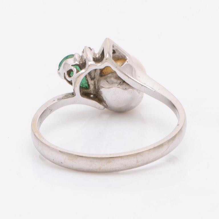 Ring 18K whitegold 1 cultured pearl approx 7,5 mm 1 emerald and 2 single-cut diamonds.