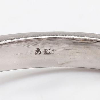 A platinum ring with a brilliant cut diamond ca 1.80 ct and two side-diamonds totalling ca 0.10 ct. With certificate.