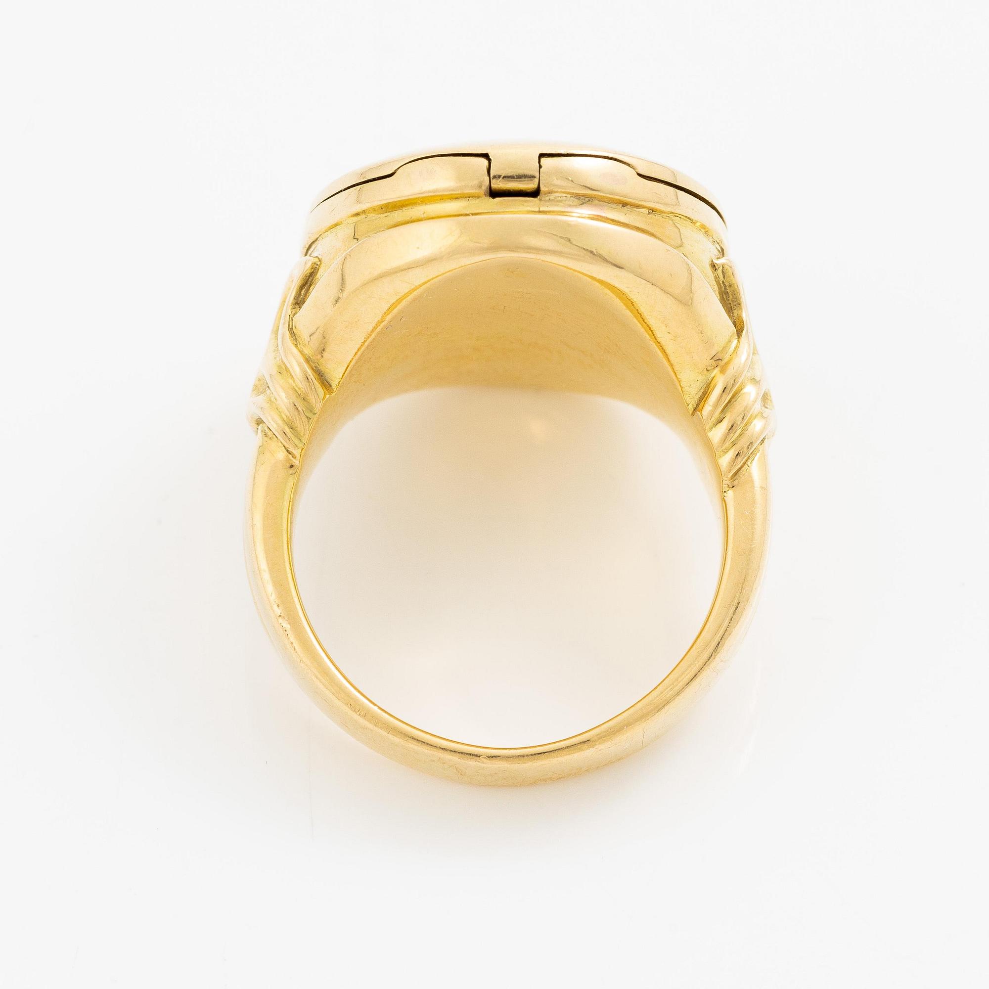 A ring 18K gold with rose-cut diamonds.