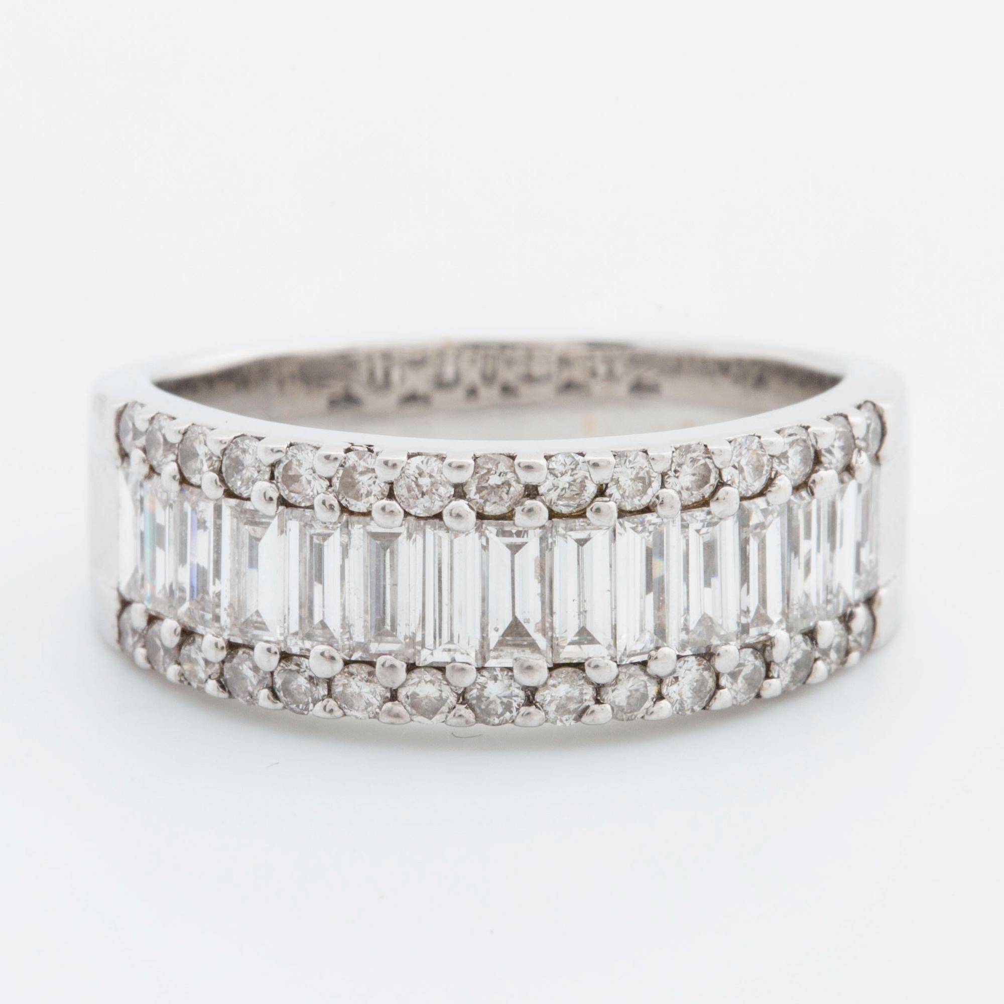 RING 18K whitegold brilliant-cut diamonds approximately 0,30 ct and baguette-cut diamonds approximately 1 ct.