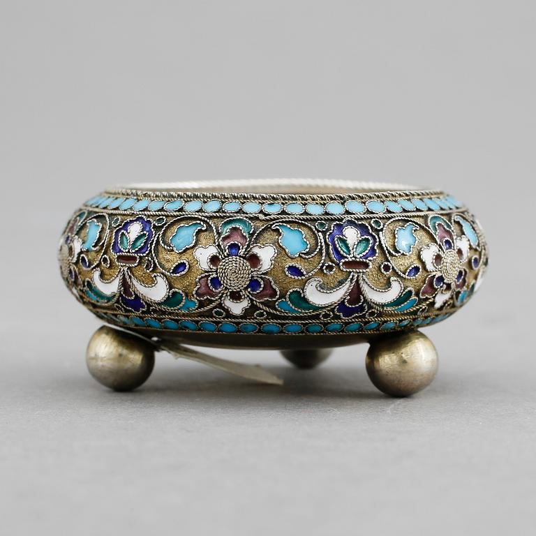 SALTKAR, silver, emalj, Ryssland omkring 1900. Vikt ca 30 gram.