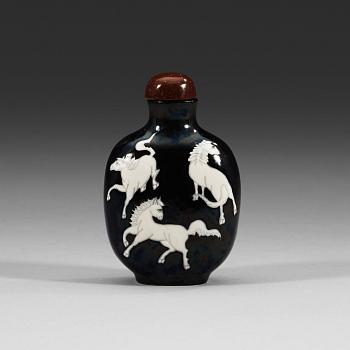 461. An enamelled porcelain snuff bottle with stopper, Qing dynasty (1644-1912).