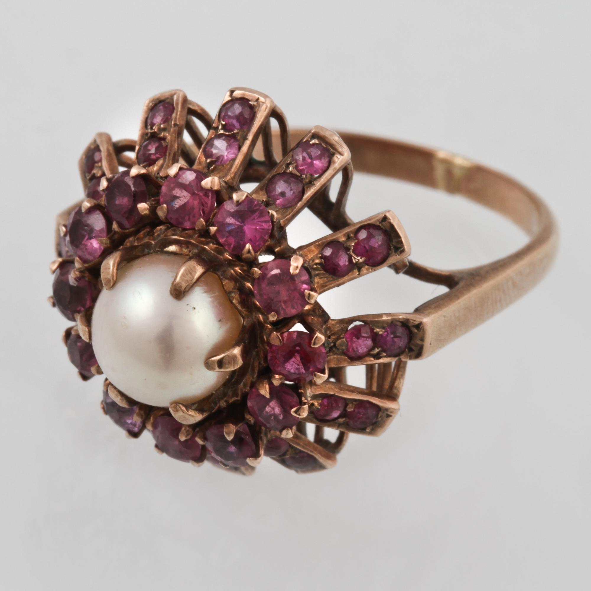 RING, 14K guld med odlad pärla och rosa safirer. Vikt 4,3 gram.