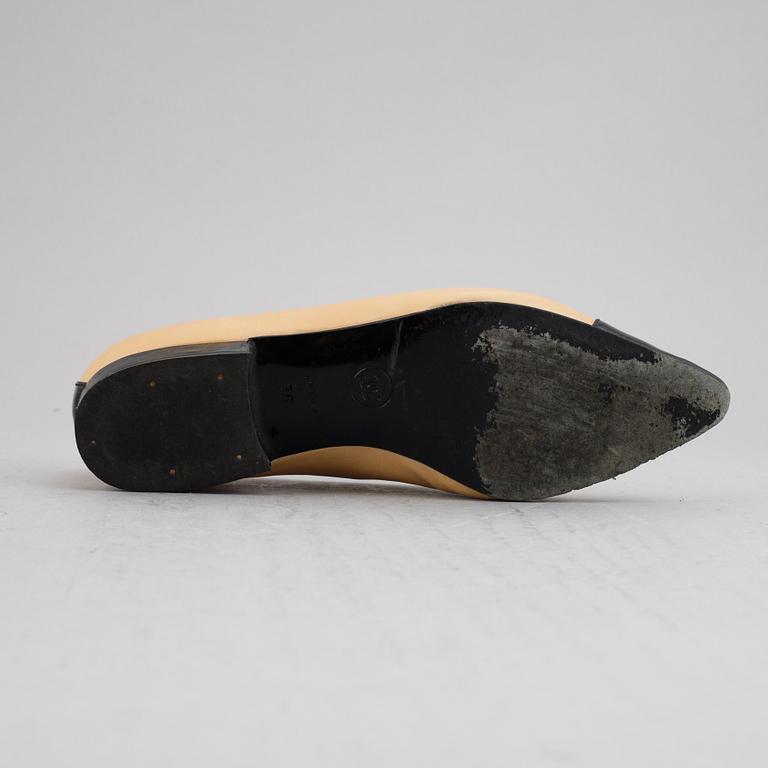 Chanel, a pair of leather shoes, size 36.