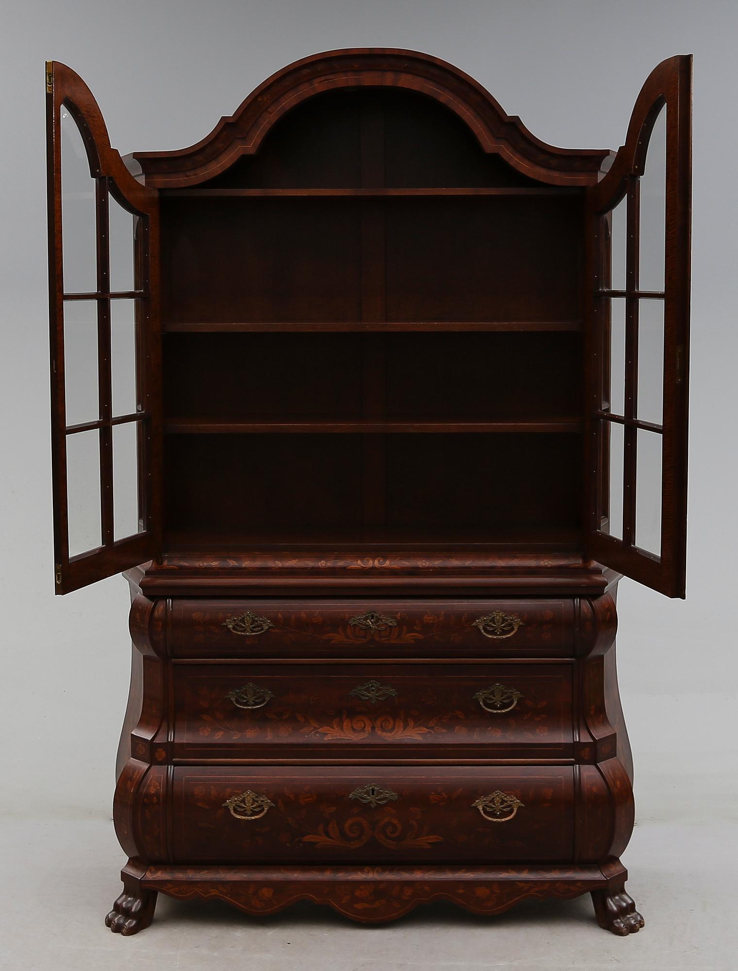 VITRINSKÅP, 1900-talets andra hälft.