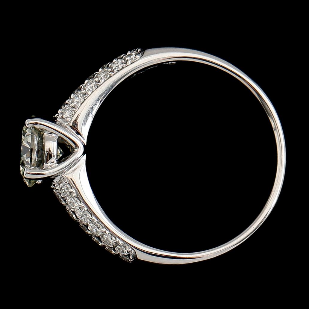 RING, 18 k vitguld, briljantslipade diamanter tot ca 1.45 ct. Vikt ca 4,9 g. Certifikat GIA.