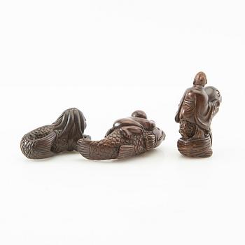 Netsuke, tre stycken, buxbom. Japan, 1900-tal.