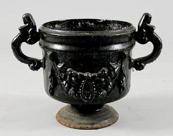 TRÄDGÅRDSURNA, gjutjärn, möjligen "Girland" Stafsjö, 1900-talets första hälft.