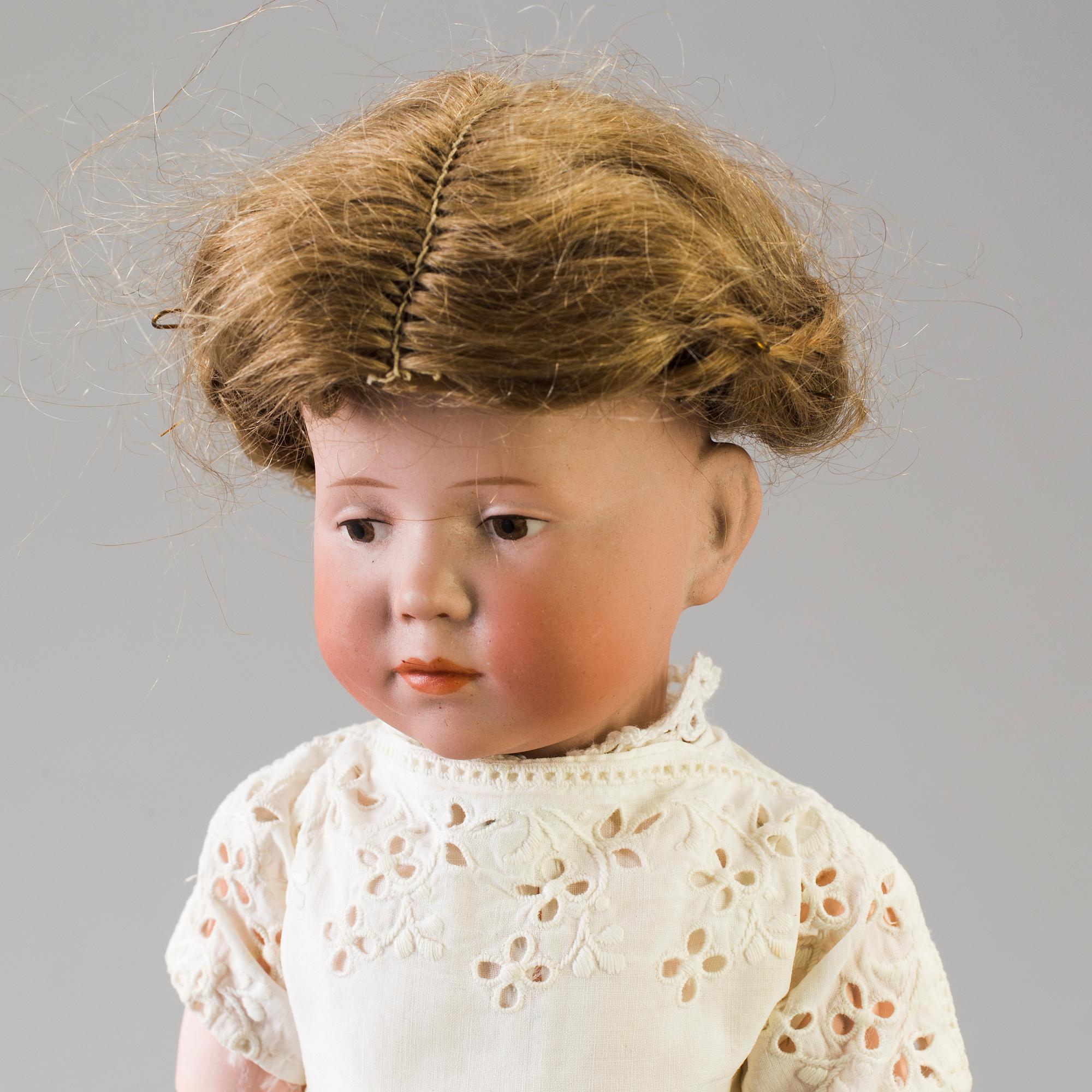 A bisque head doll 101 "Marie" by Kämmer & Reinhardt, ca 1909.
