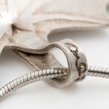 Caroline Lindholm, Pendant with chain, silver, in the form of maple leave.