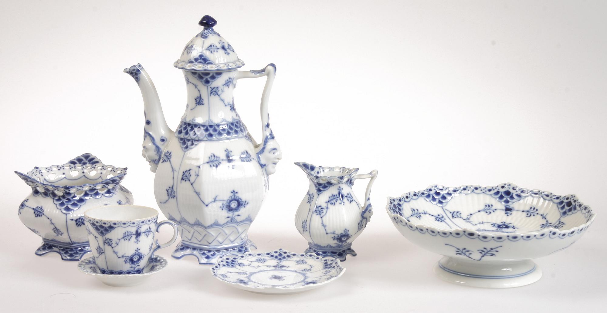 SERVISDELAR, 21 st, porslin,  "Blå blomst" samt "Musselmalet", Kongl dansk.