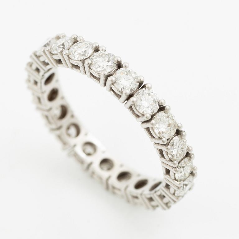 Full eternity ring in 18K white gold set with brilliant-cut diamonds.