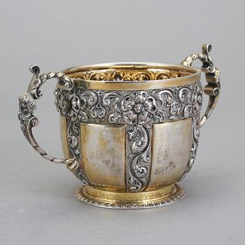 SOCKERSKÅL MED STRÖARE, silver, London, 1897, James Wakely & Frank Clarke Wheeler. Tot vikt (exkl etui) 240 gram.