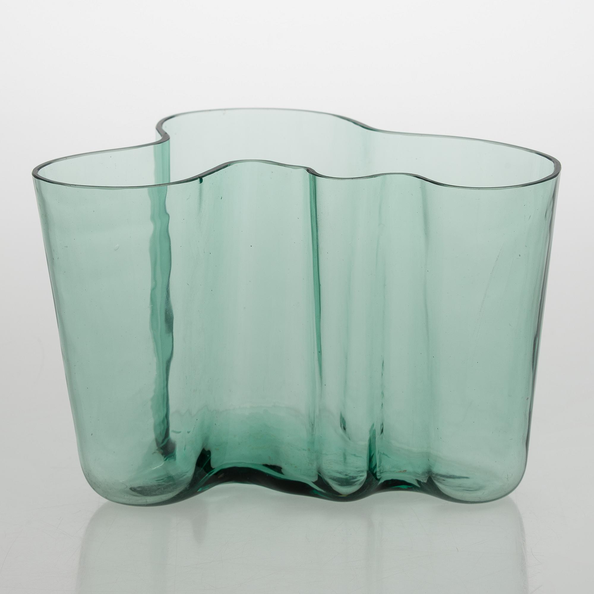 Alvar Aalto, A '9750' vase Karhula Glassworks in production 1937-1949.