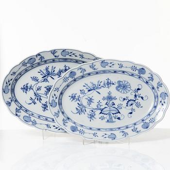 A 54-piece porcelain dinner service, 'Onion pattern/Zwiebelmuster', predominantly Meissenstadt, Tyskland.