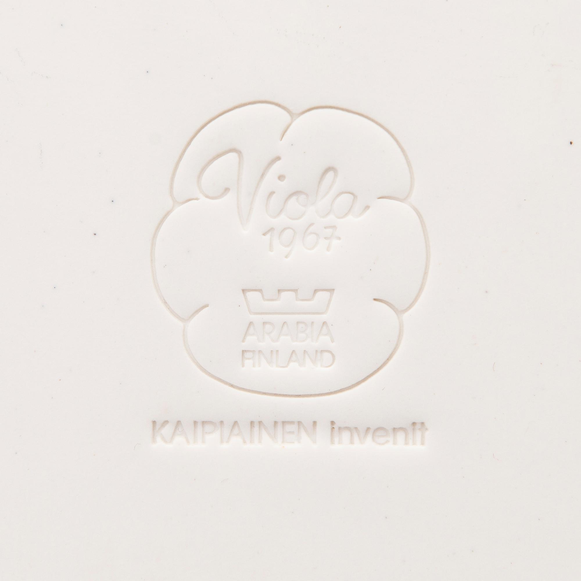BIRGER KAIPIAINEN, FAT, keramik, stämplad i godset "Viola 1967 Arabia Finland Kaipiainen Invenit".