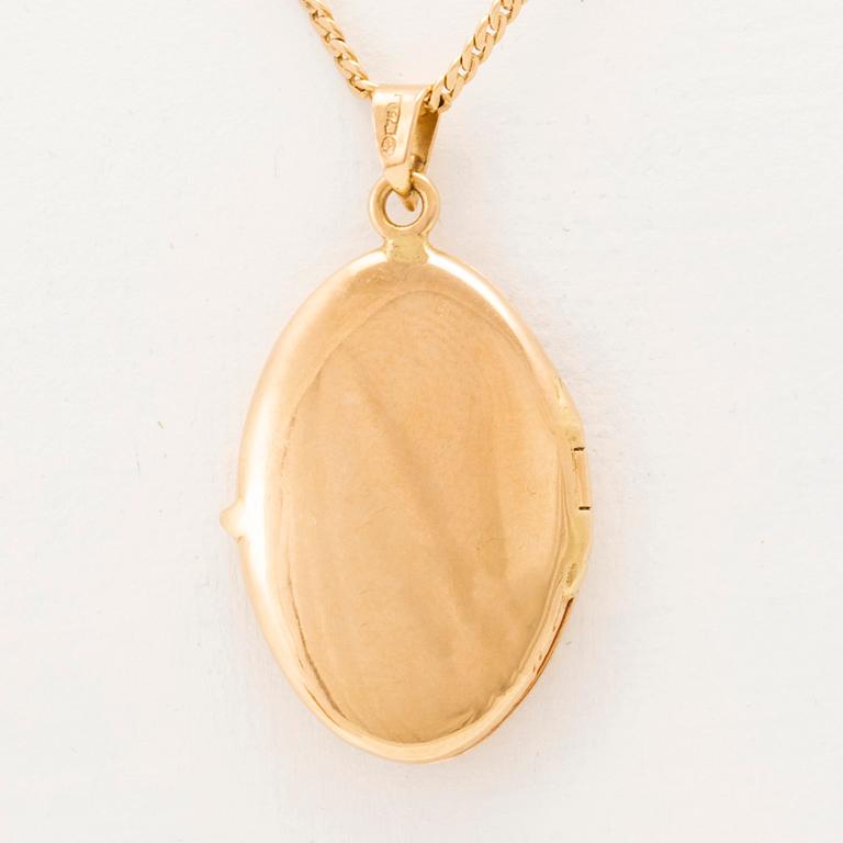 An 18K gold necklace.