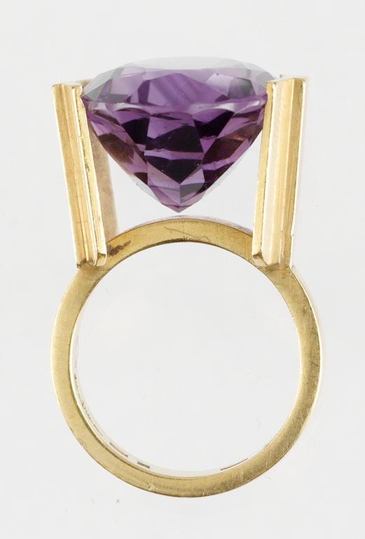 Wiwen Nilsson, WIWEN NILSSON, ring, Lund 1960. 18 k rödguld.