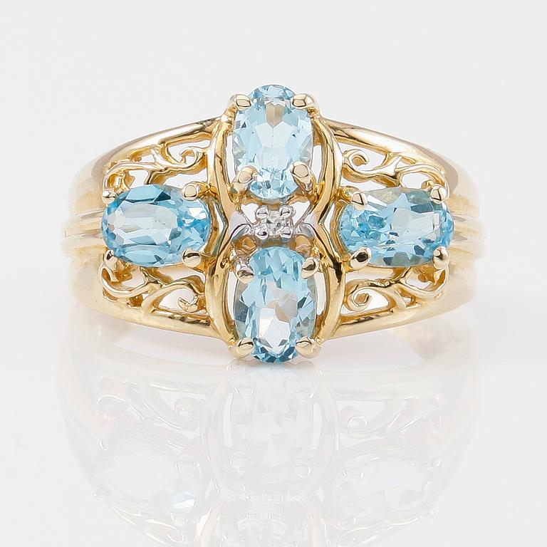 RING, 14K guld, blå topaser tot ca 2.40 ct. och mindre diamant.