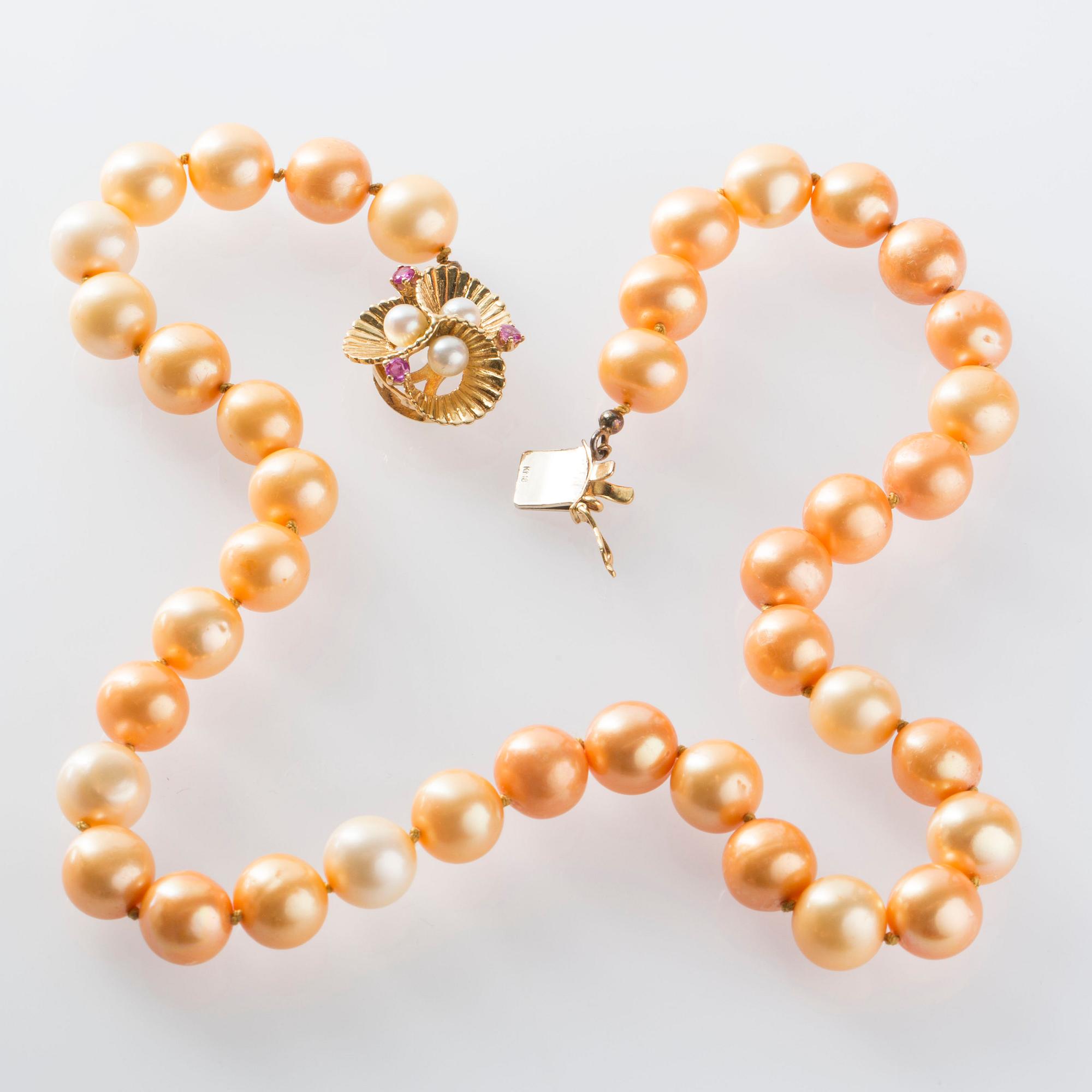 COLLIER, odlade sötvattenspärlor med lås i 18K guld.
