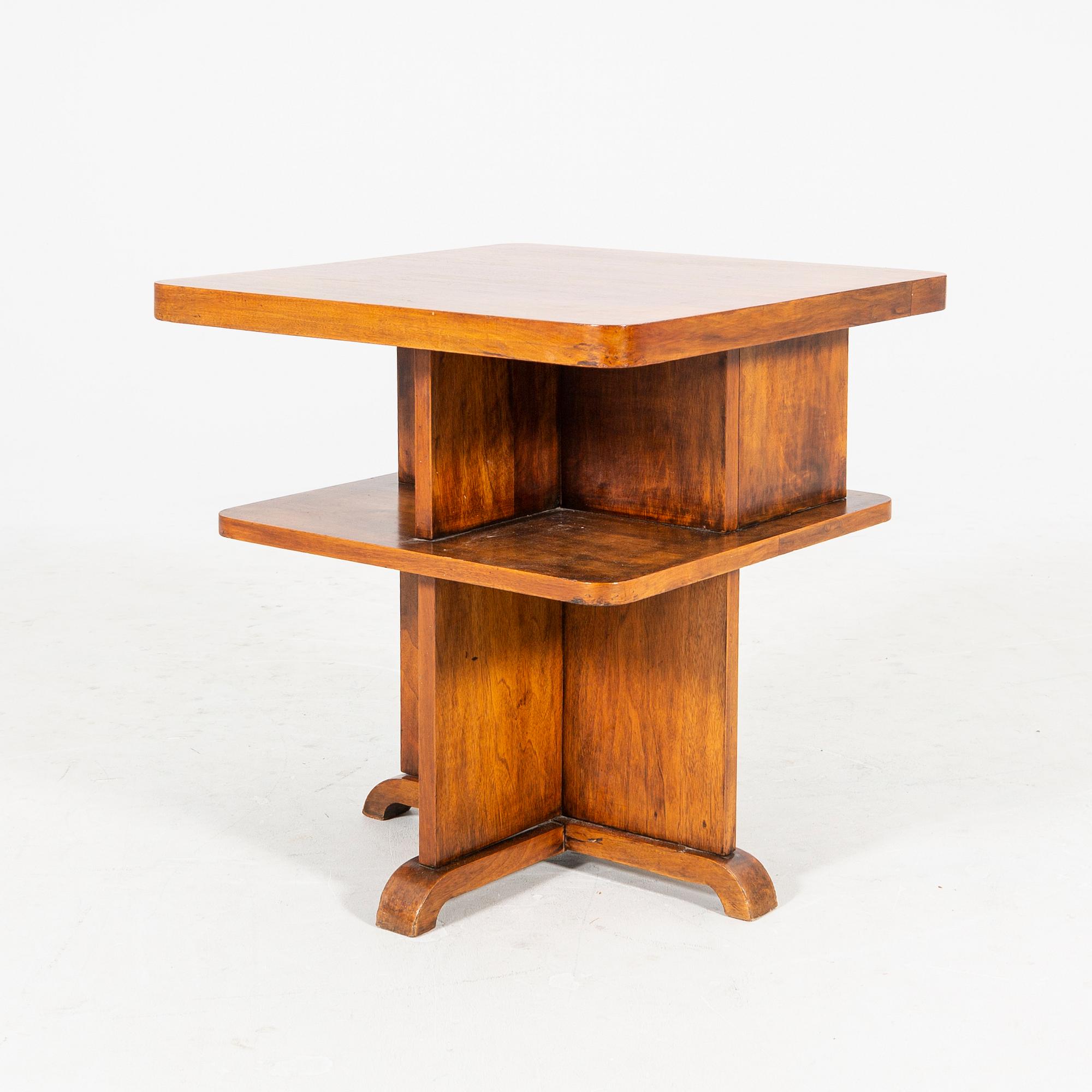 An Art Deco walnut 1930/40s side table.
