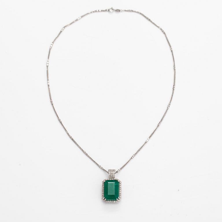Halsband, 14K vitguld, smaragd ca 14.65 ct och diamanter ca 0.76 ct tot enligt IGI-certfikat.
