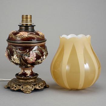 BORDSFOTOGENLAMPA, majolika, omkring sekelskiftet 1900.