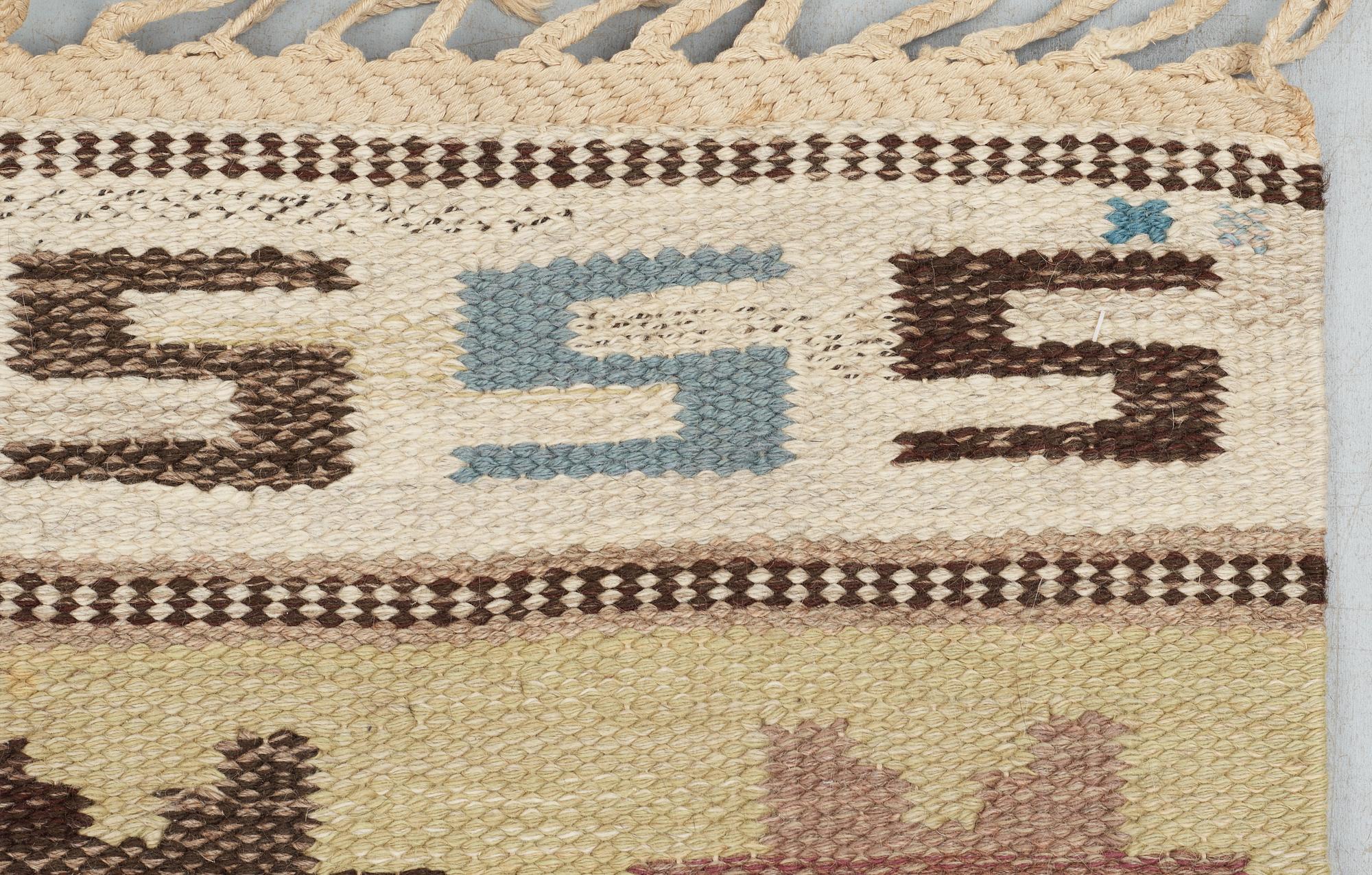 CARPET. "Kryptans matta" ("Sipporna"). Flat weave (Rölakan). 350 x 255 cm. Signed AB MMF.
