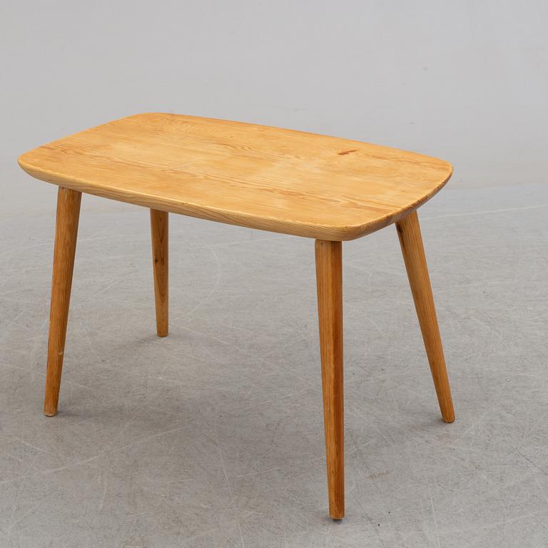 A second half of the 20th century sofa, pair of armchairs and coffee table by Göran Malmvall.