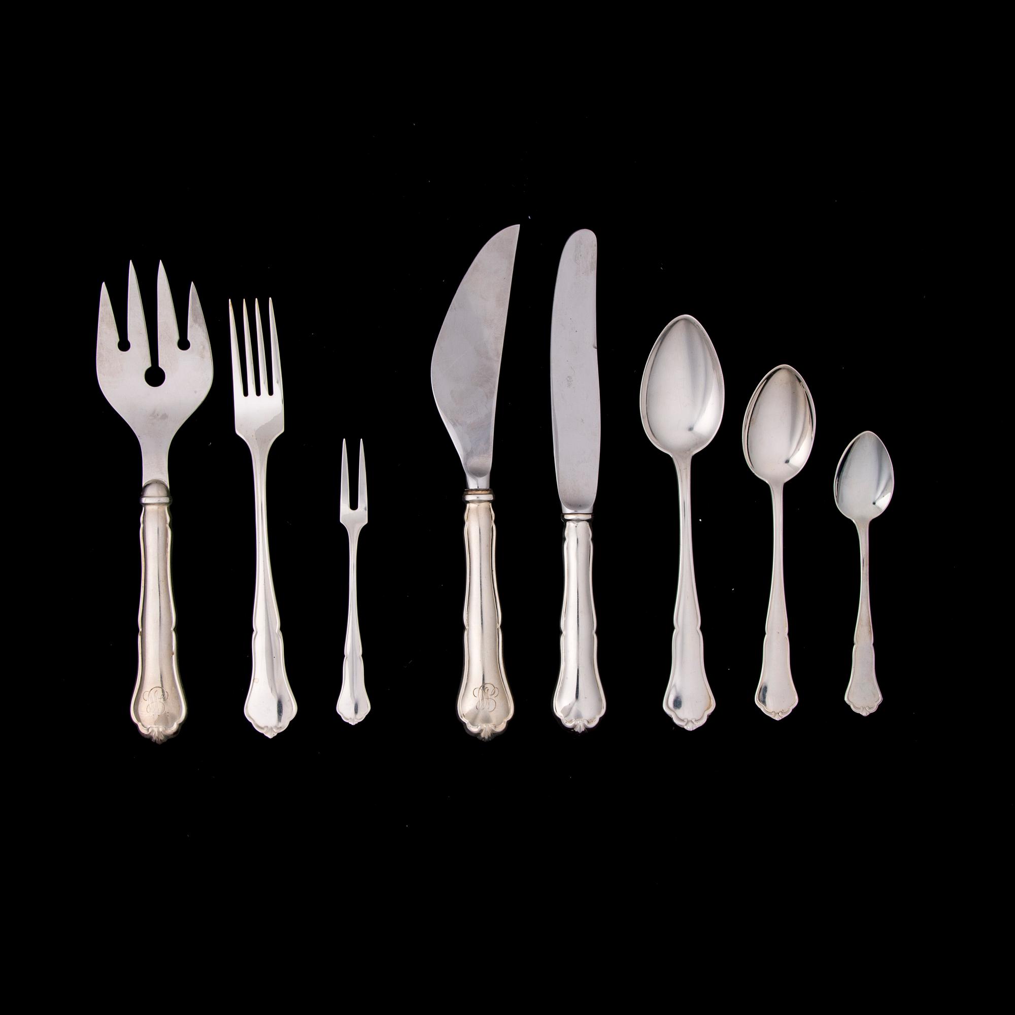 BESTICKUPPSÄTTNING i SCHATULL, 35 delar, silver, "Chippendale". Vikt utan knivar och tårtbestick 710 g.