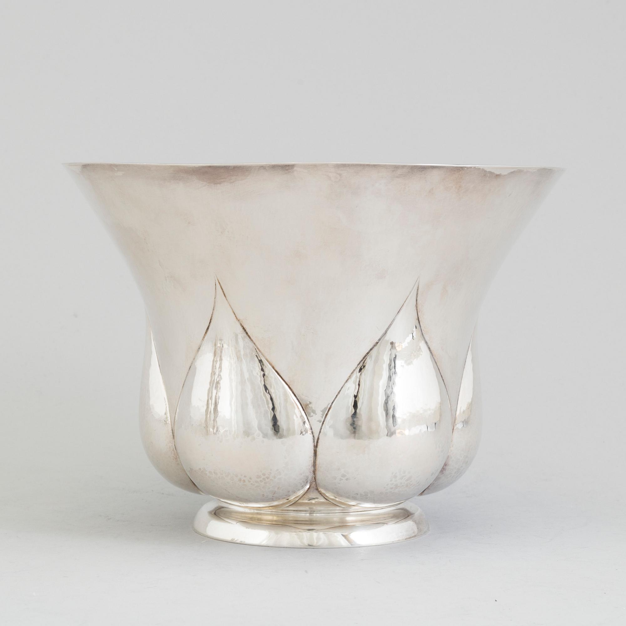 A Swedish Art Nouveau parcel-gilt bowl, maker's mark AB Samuel Pettersson, Linköping 1922.