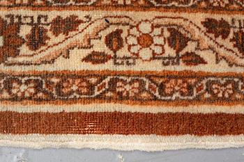 A carpet, an antique Tabriz, ca 380-381,5 x 271,5-283 cm, an inscription: Yekbar Jorabchi.