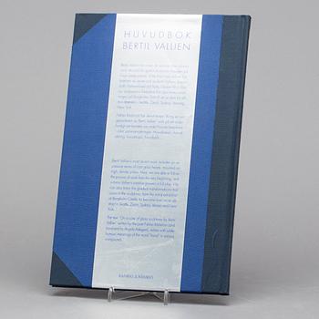 BERTIL VALLIEN, konstglas. "Huvud" signerad samt nr 7090002. Samt BOK "HUVUDBOK BERTIL VALLIEN".